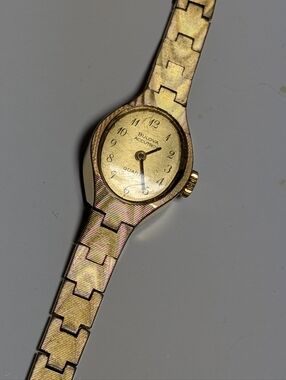 ​Vintage 1978 Bulova Accutron Quartz Ladies Watch - N8 Gold Tone Textured Band -